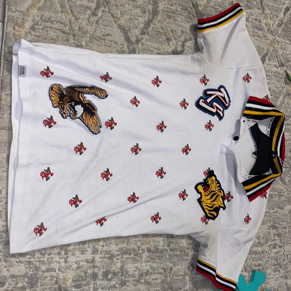 Collar shirt with roses.